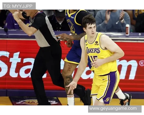 里夫斯神勇表现压哨三分精准命中助球队逆转胜利 里夫斯神勇表现压哨三分精准命中助球队逆转胜利