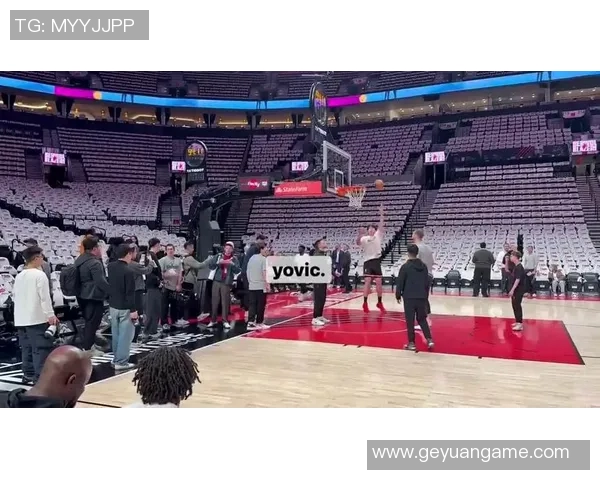 拓记：大量中国球迷当场观战杨瀚森首秀，后者送上签名战靴